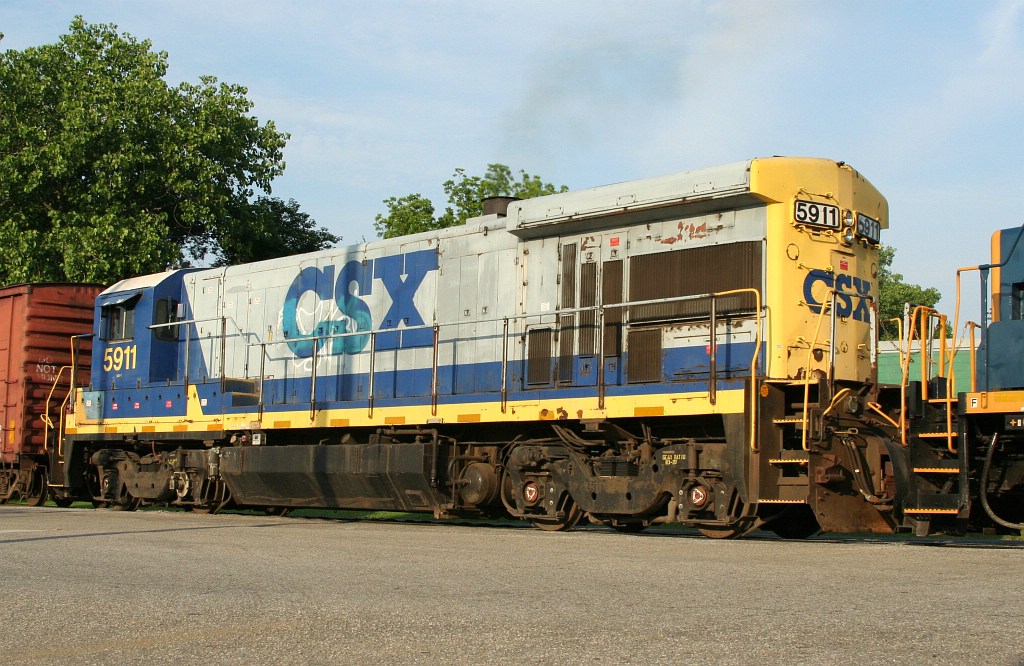 CSX 5911 on W014